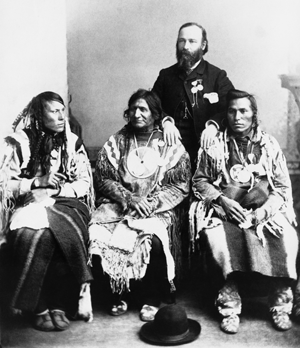 Photo de Jean L’Heureux vers 1880 en compagnie de trois chefs de la Confédération des Pieds-Noirs.