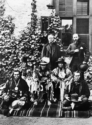 Photo (Arrière) Le père Albert Lacombe et Jean L’Heureux. (Milieu) Three Bulls, Pied-de-Corbeau, Red Crow. (Devant) North Axe et One Spot. Visite à Ottawa en 1886.